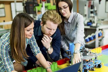 Duale Mechatronik-Studenten bei einer Gruppenarbeit