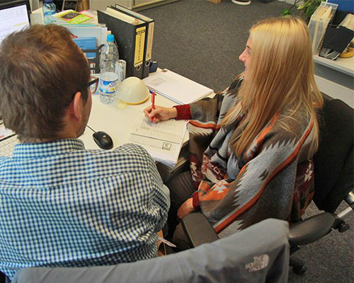 Duale Studentin bei Kaufland im Büro